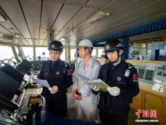 （新春走基层）海南洋浦边检站：在巨轮鸣笛中赴“新春之约”