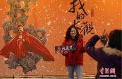 述评：一台好戏，何以连两岸？