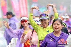 2026南京半程马拉松鸣枪 万名中外跑者逐梦长江之滨