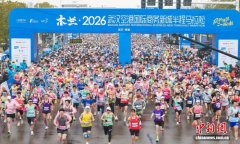 武汉空港半马鸣枪开跑 8000名跑者见证“一城向新”