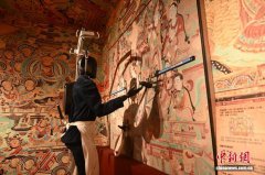 西北青年“调教”人形机器人：说兰州话、跳敦煌舞